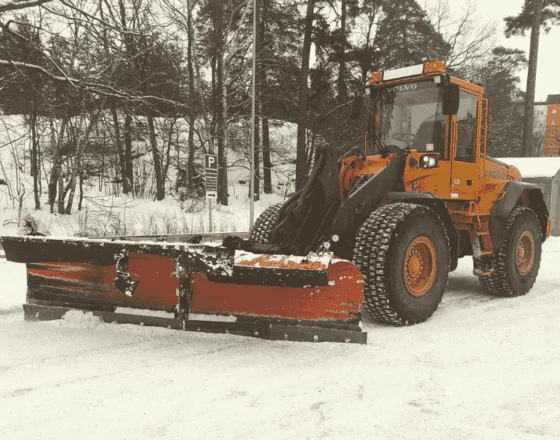 Traktor snöröjer i Stockholm